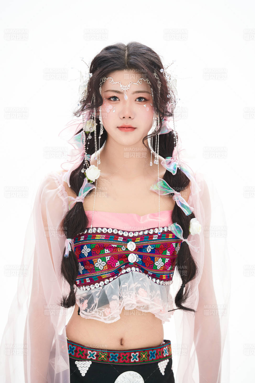 身穿少數民族哈尼族網紅族服飾的東方少女