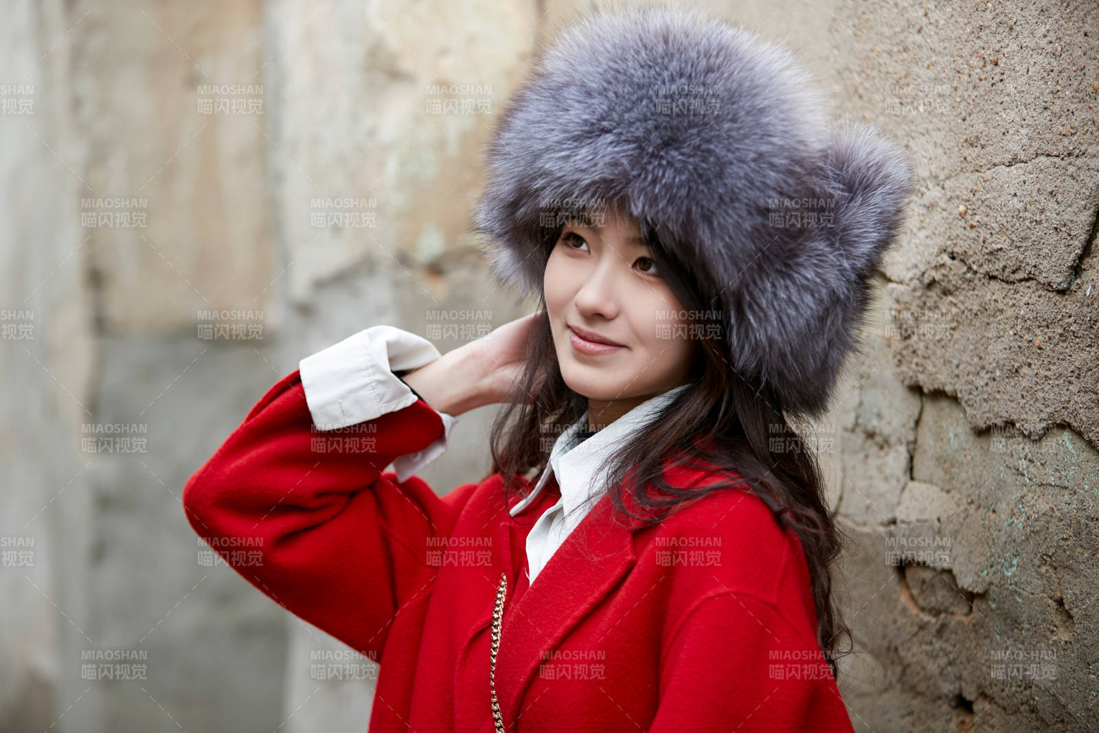 春節(jié)在老城古巷穿著喜慶服飾的美麗少女