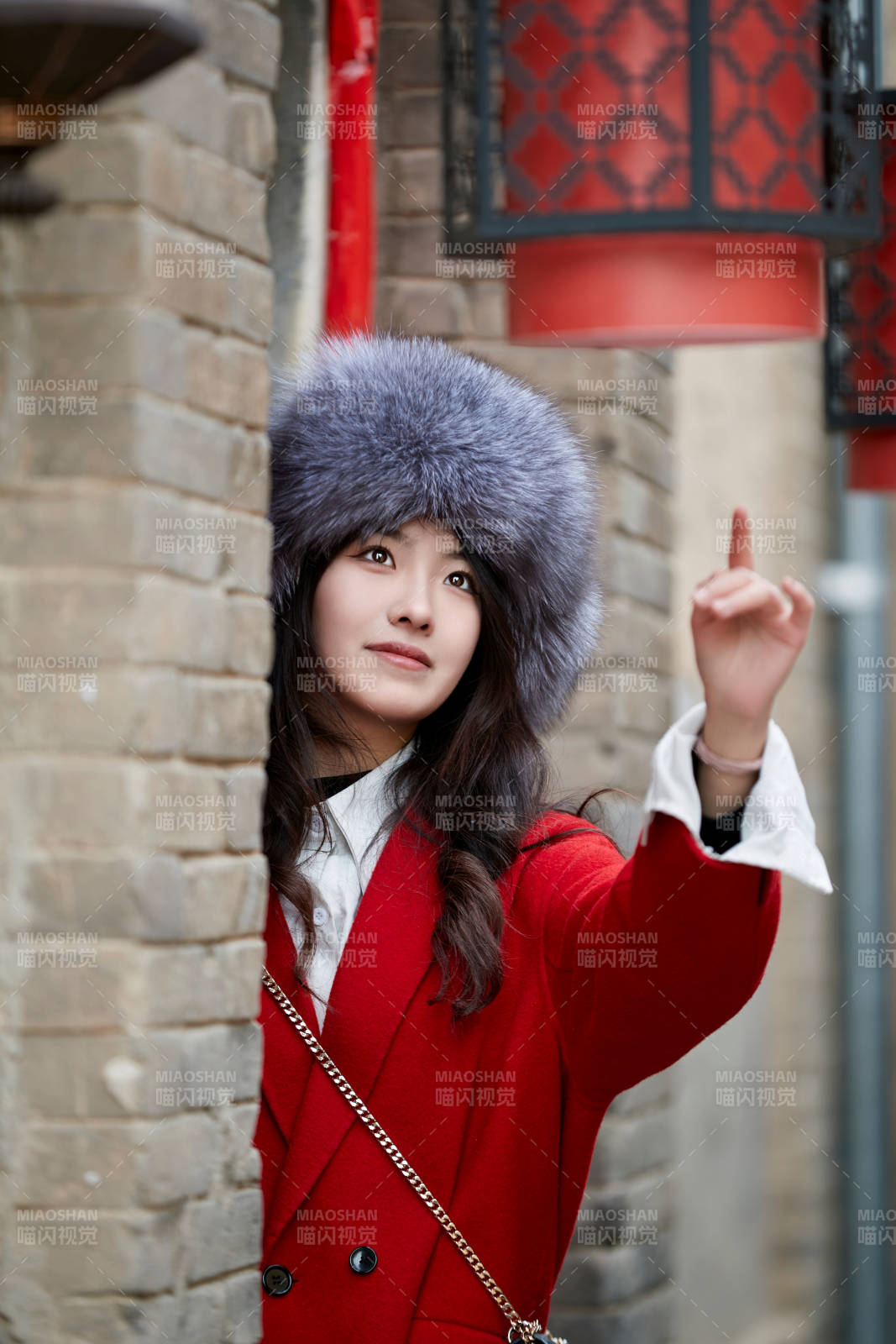 春節在老城古巷穿著喜慶服飾的美麗少女