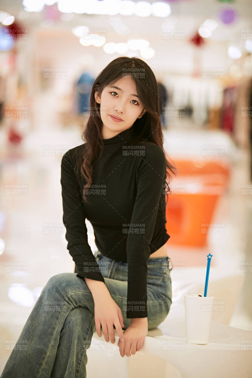 吃著冰欺凌逛商場的亞洲美女