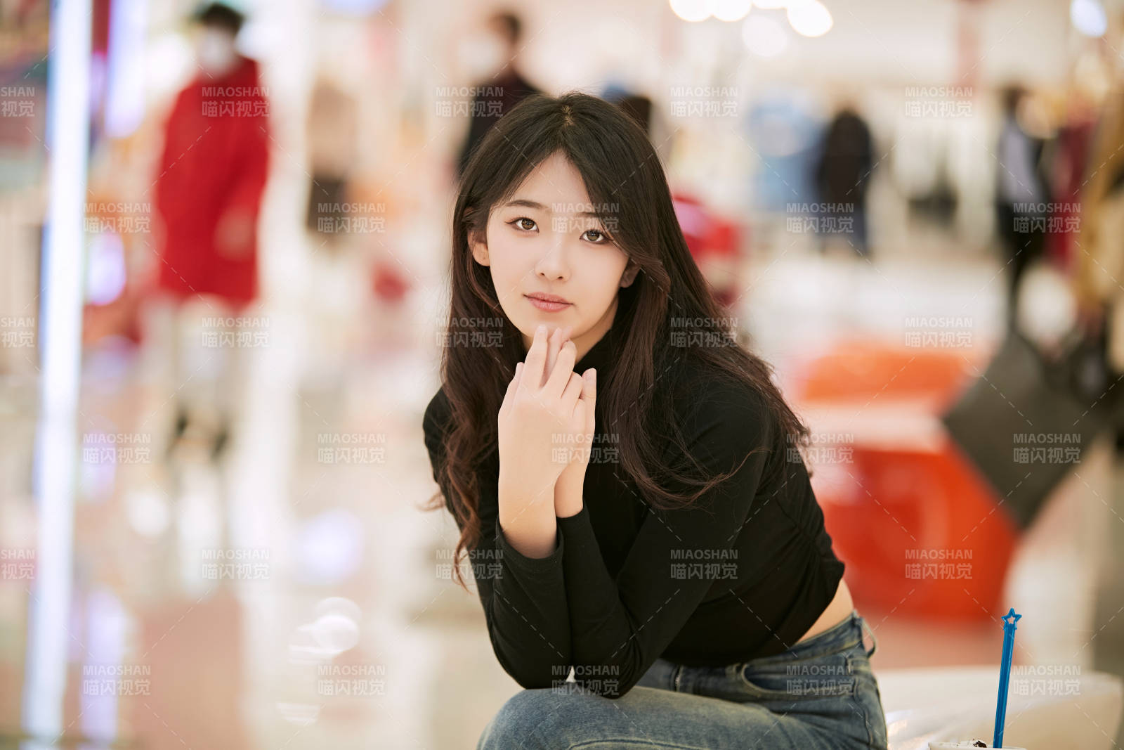 吃著冰欺凌逛商場的亞洲美女