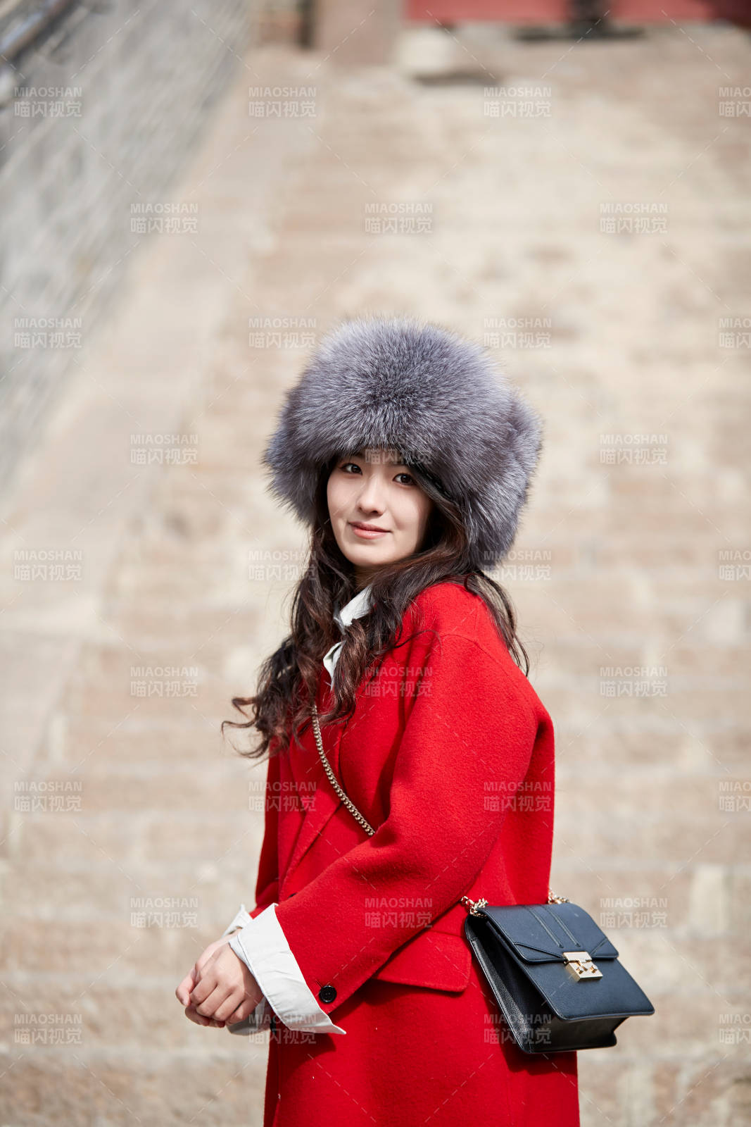 春節在老城古巷穿著喜慶服飾的美麗少女