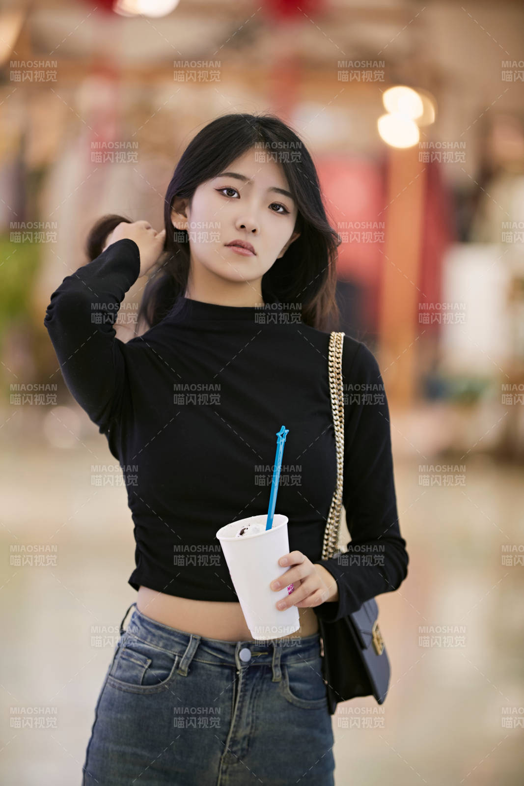 吃著冰欺凌逛商場(chǎng)的亞洲美女