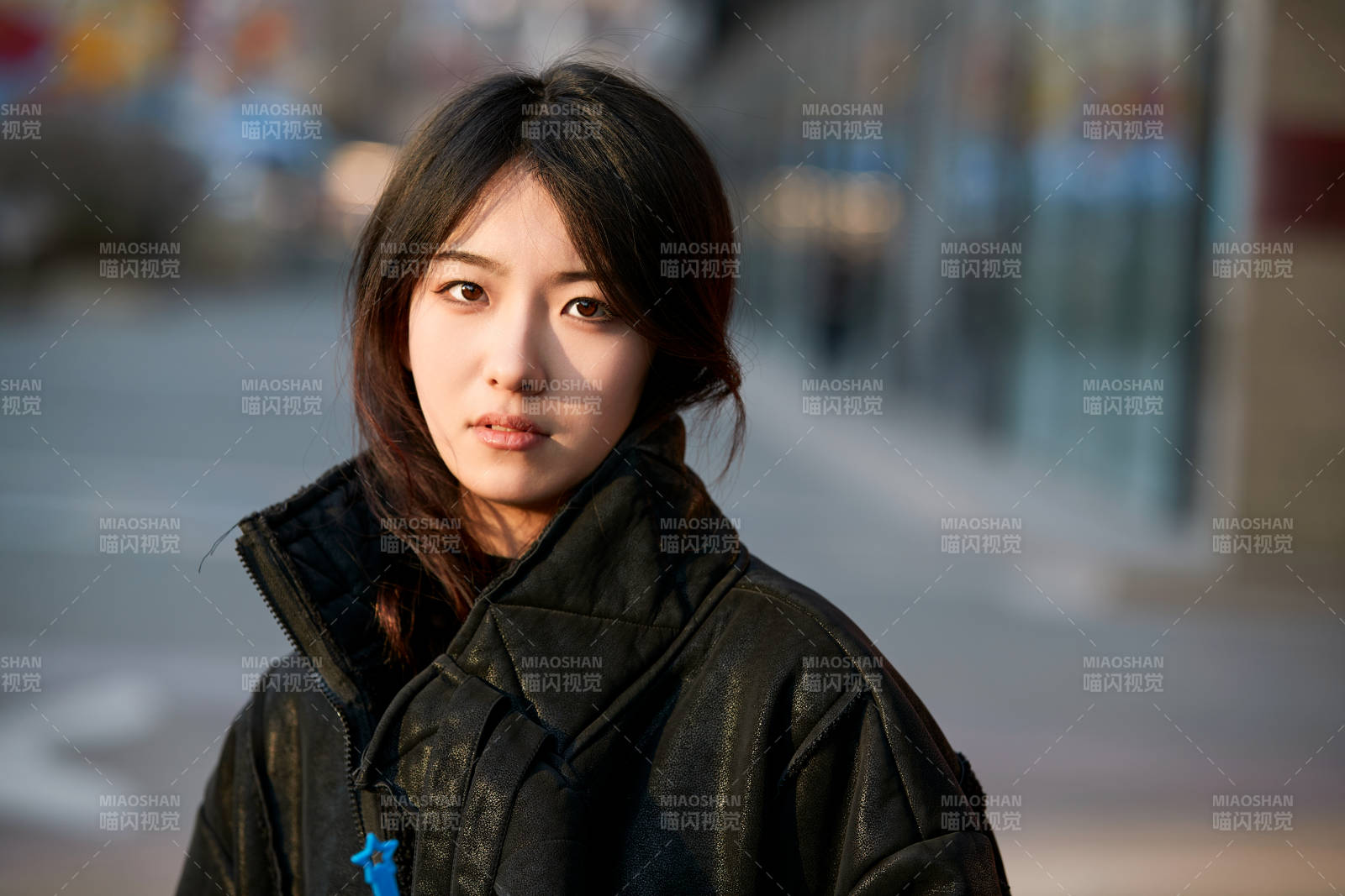 吃著冰欺凌逛商場的亞洲美女