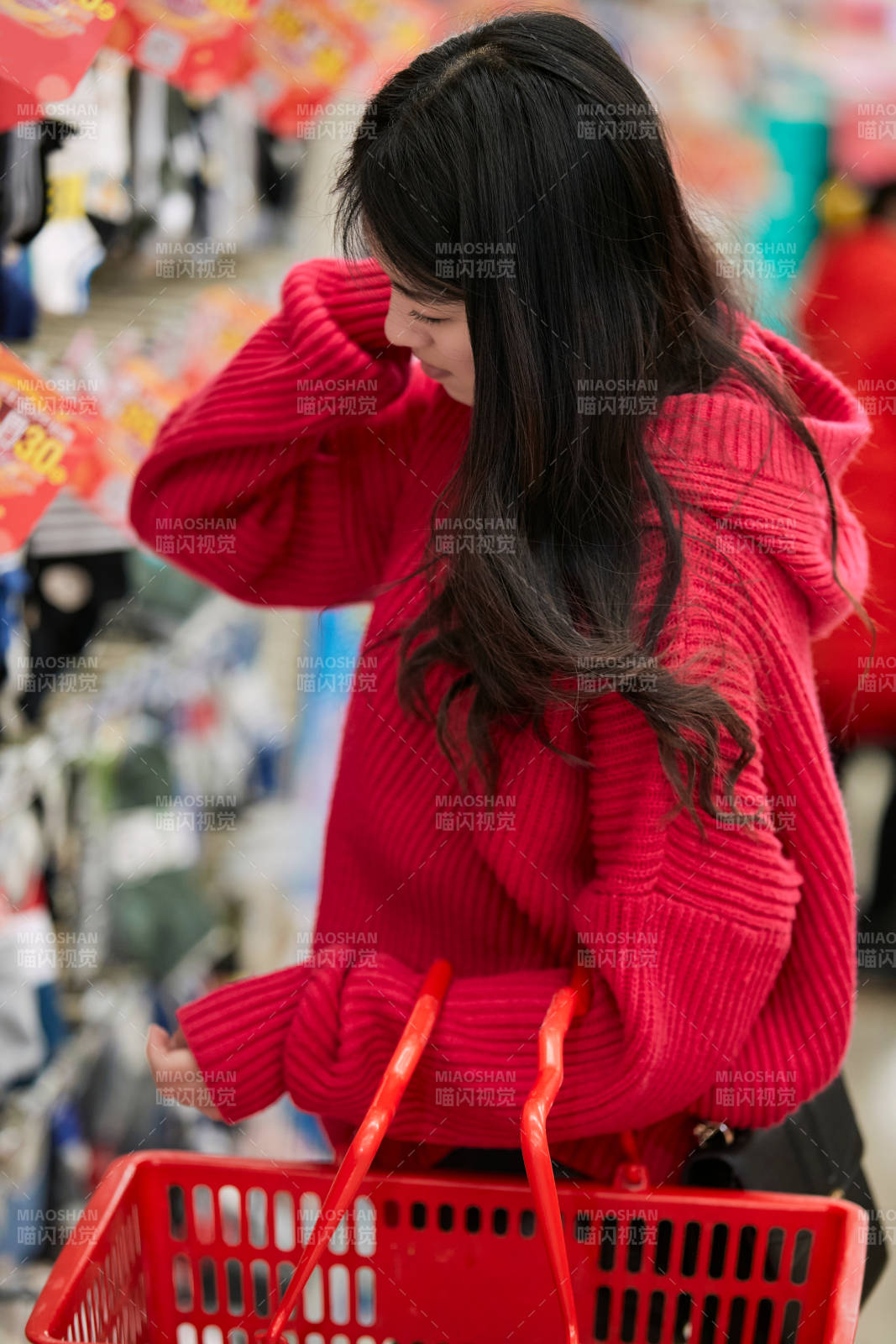 逛超市購物的亞洲美女