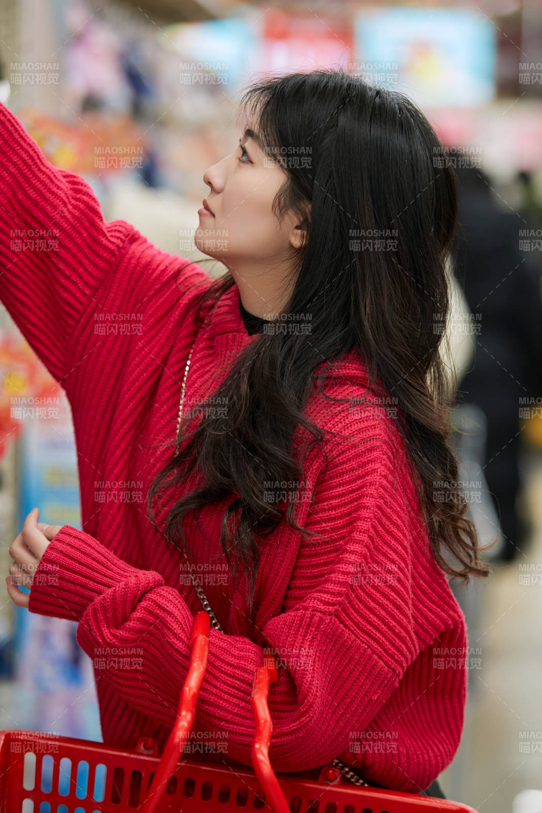 逛超市購(gòu)物的亞洲美女