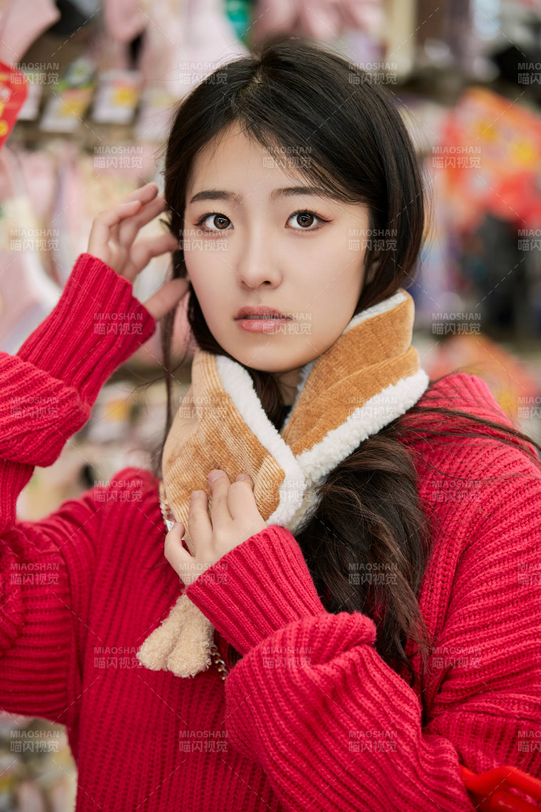 逛超市購物的亞洲美女