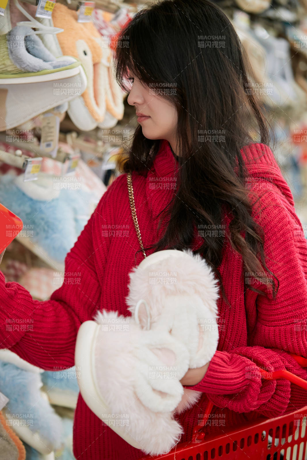 逛超市購物的亞洲美女