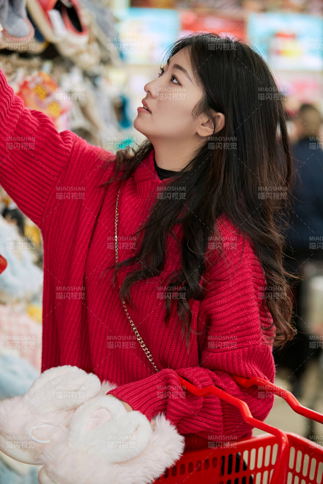 逛超市購物的亞洲美女