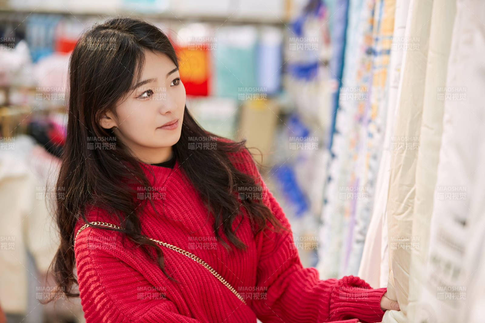 逛超市購物的亞洲美女