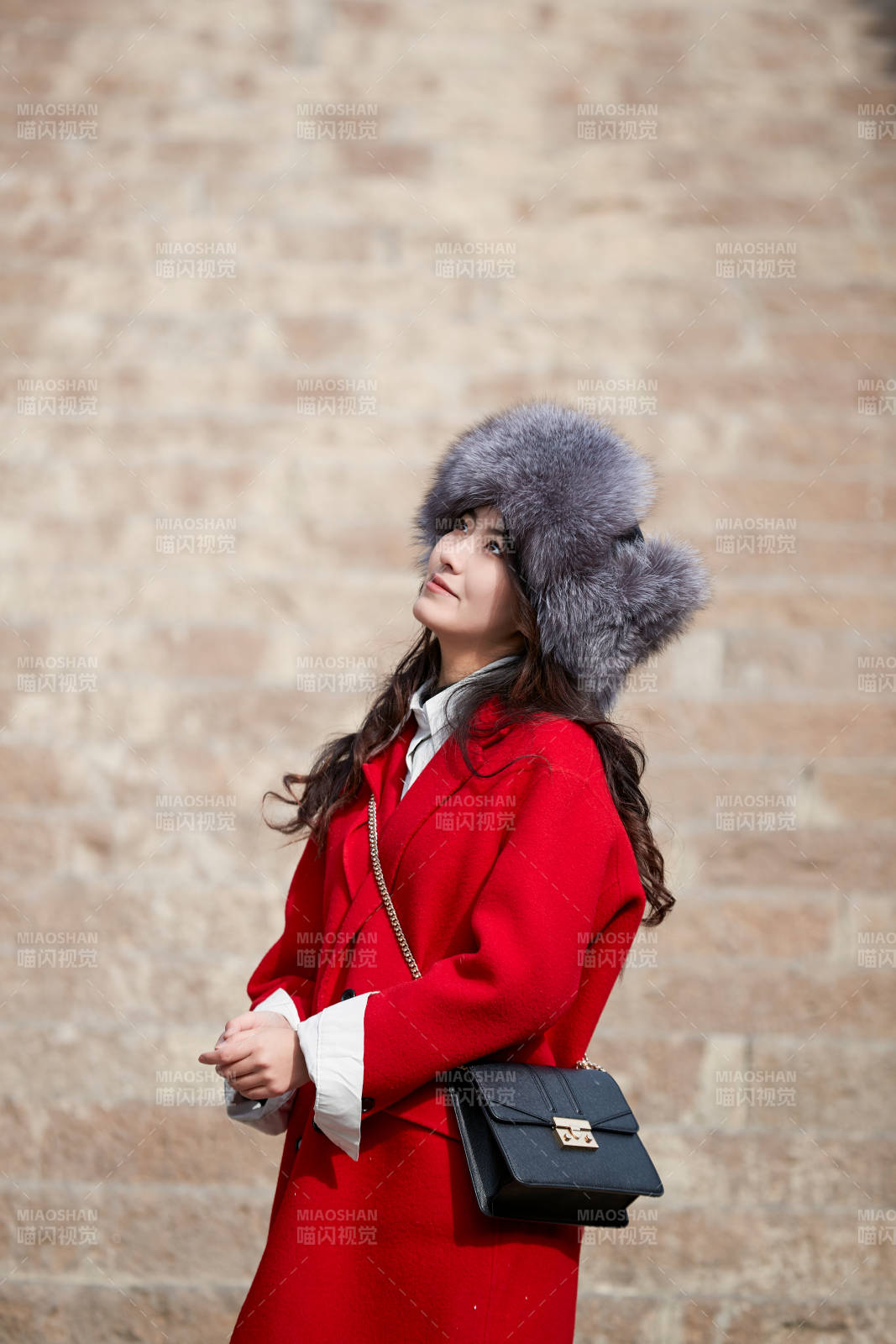 春節在老城古巷穿著喜慶服飾的美麗少女