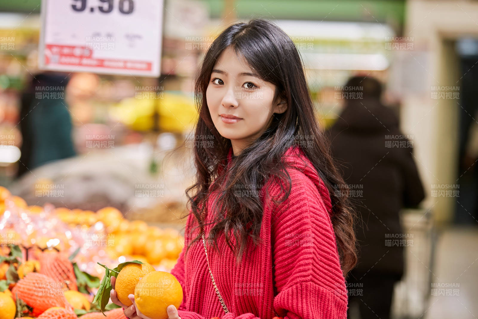 逛超市購物的亞洲美女