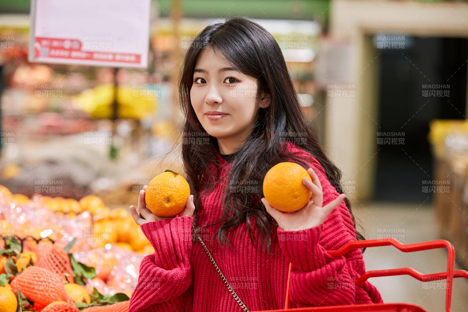 逛超市購物的亞洲美女