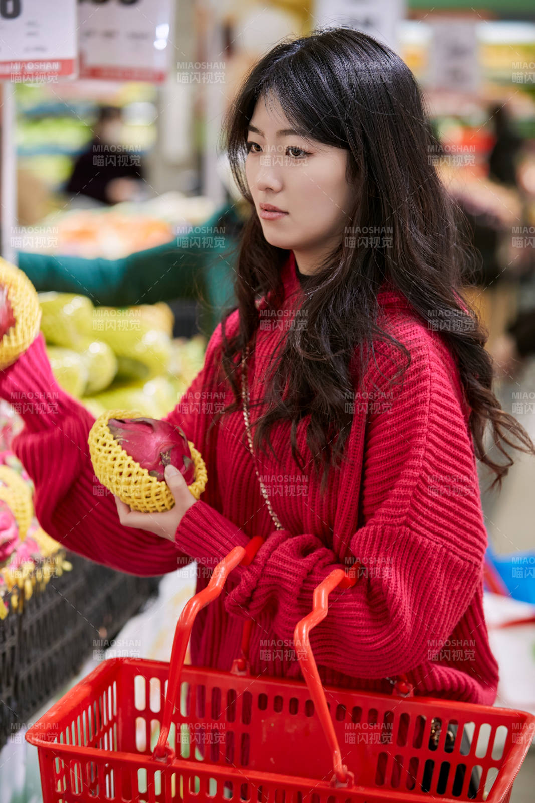 逛超市購物的亞洲美女