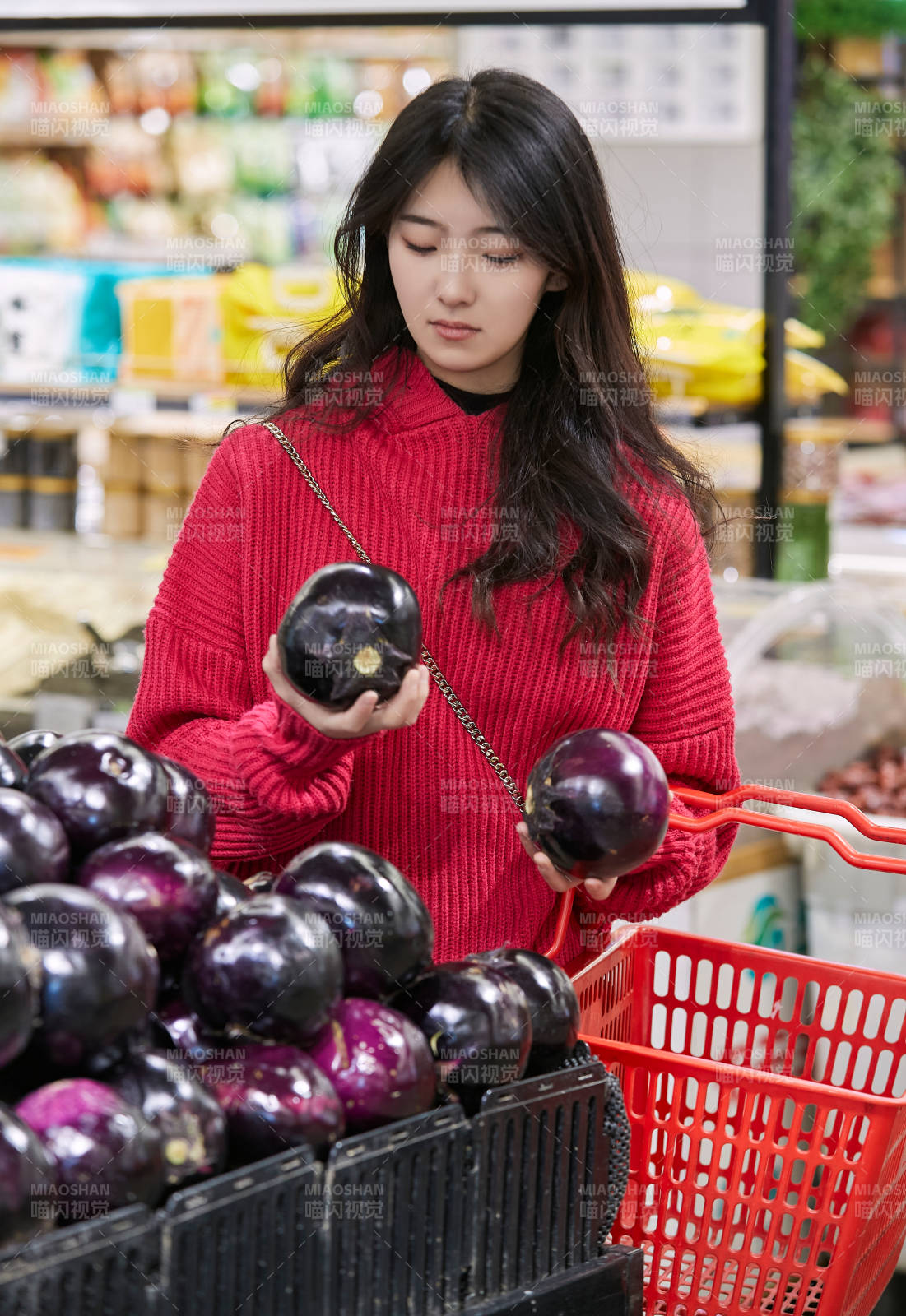 逛超市購(gòu)物的亞洲美女