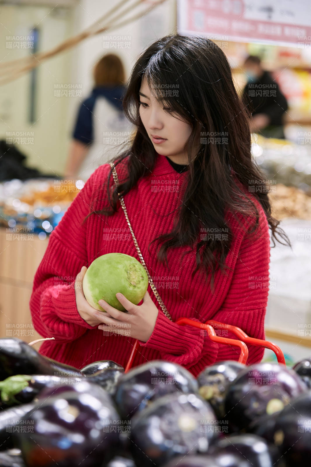 逛超市購物的亞洲美女