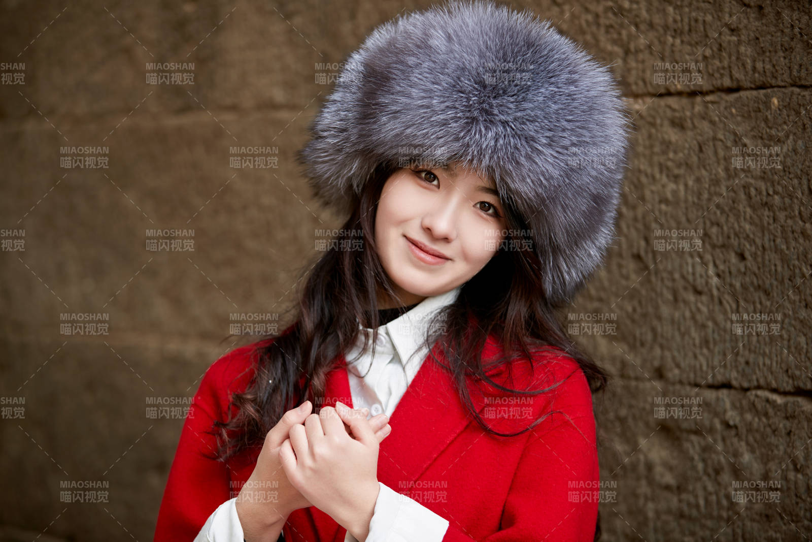 春节在老城古巷穿着喜庆服饰的美丽少女