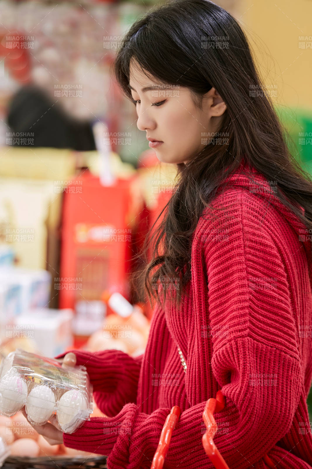 逛超市購物的亞洲美女