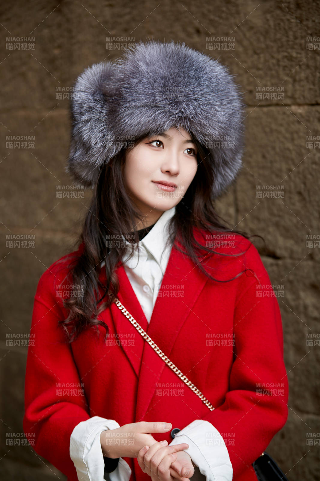 春節(jié)在老城古巷穿著喜慶服飾的美麗少女