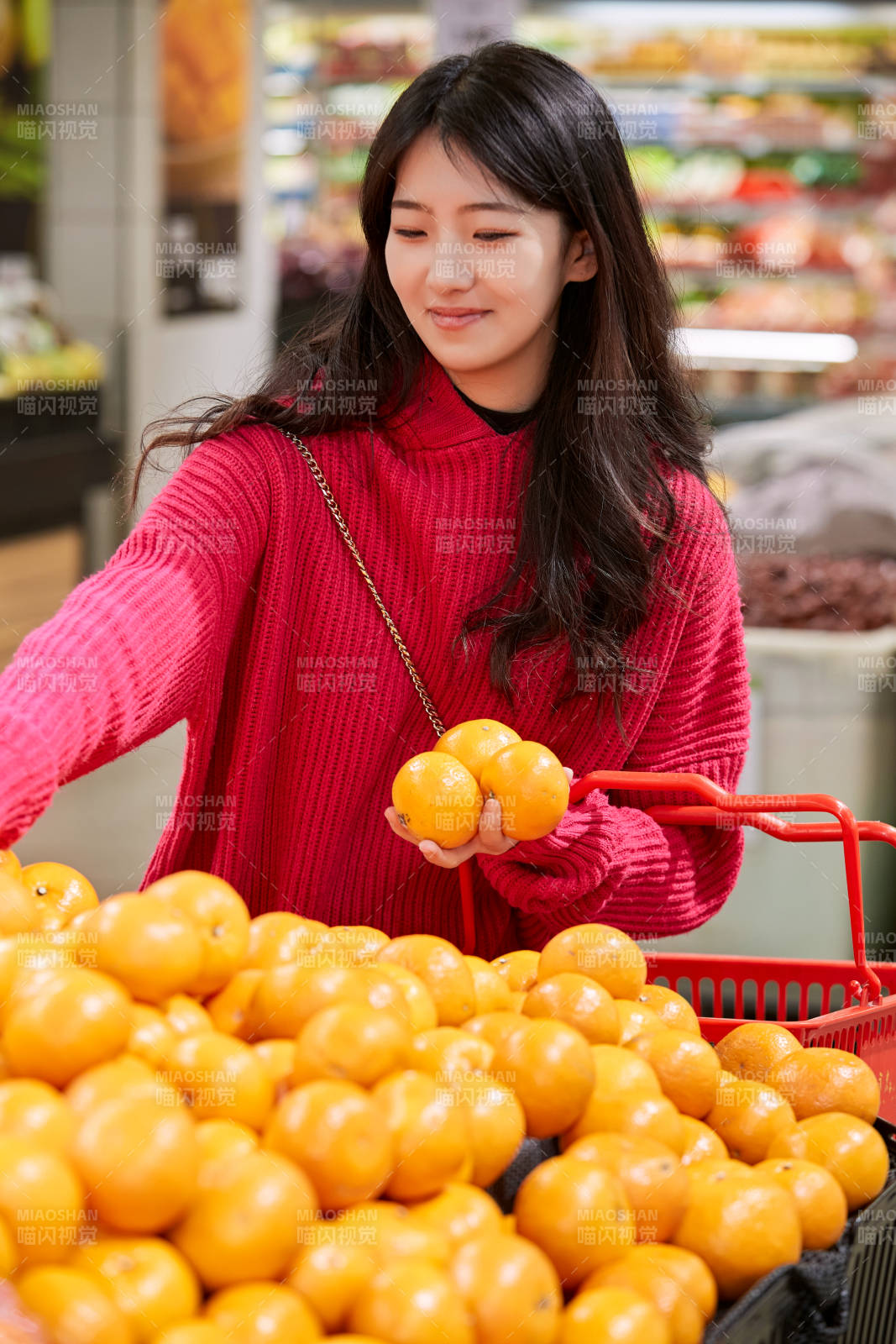 逛超市購物的亞洲美女