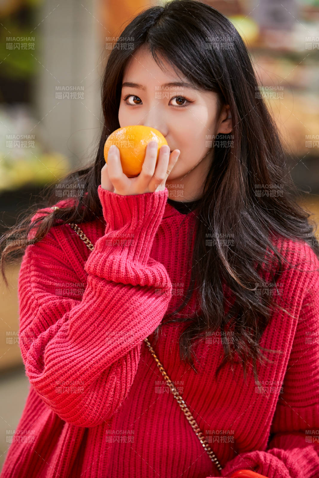 逛超市購物的亞洲美女