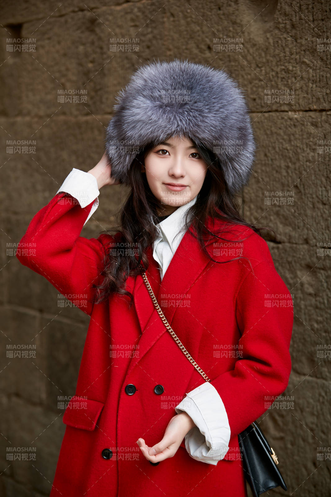 春節在老城古巷穿著喜慶服飾的美麗少女