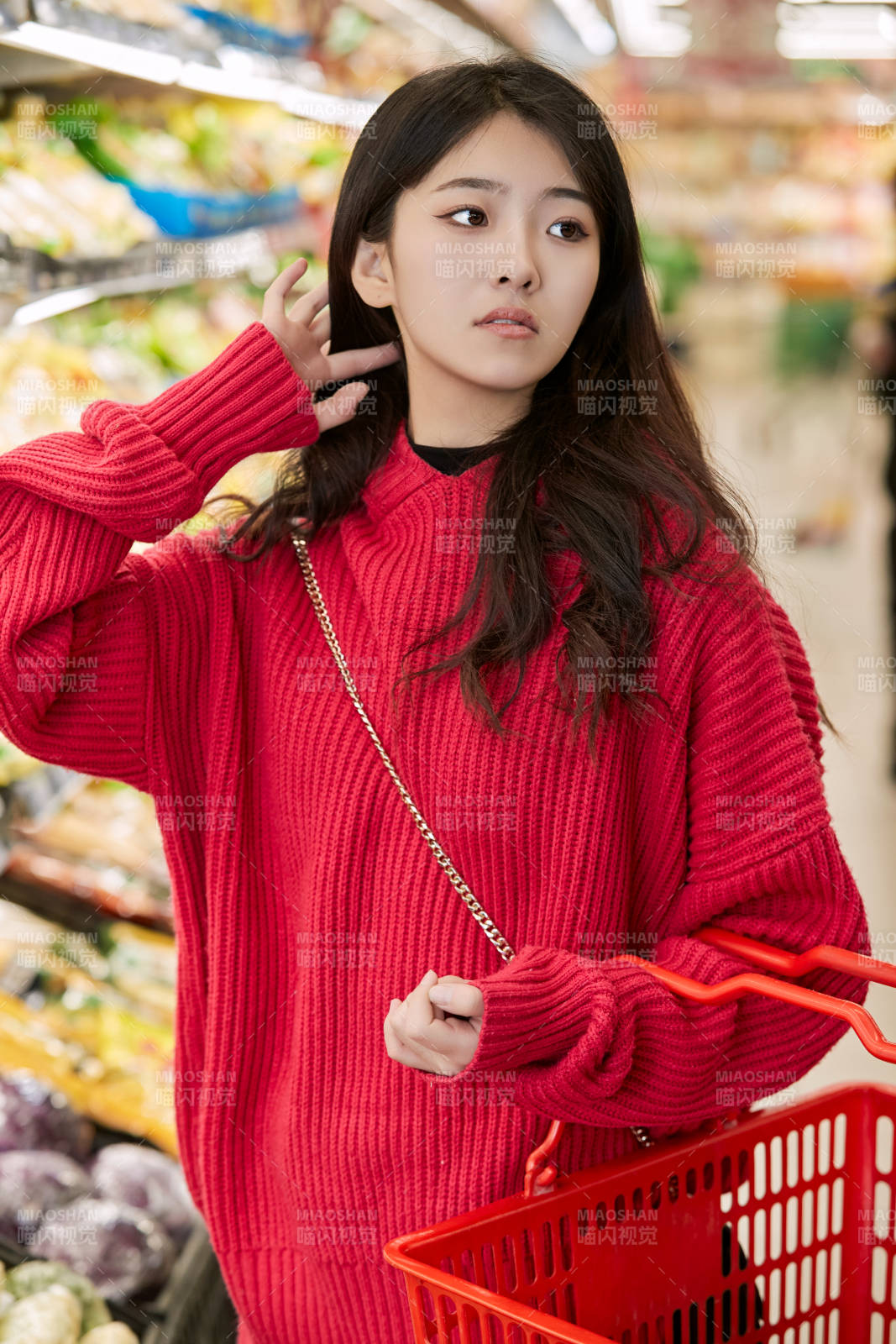 逛超市購物的亞洲美女