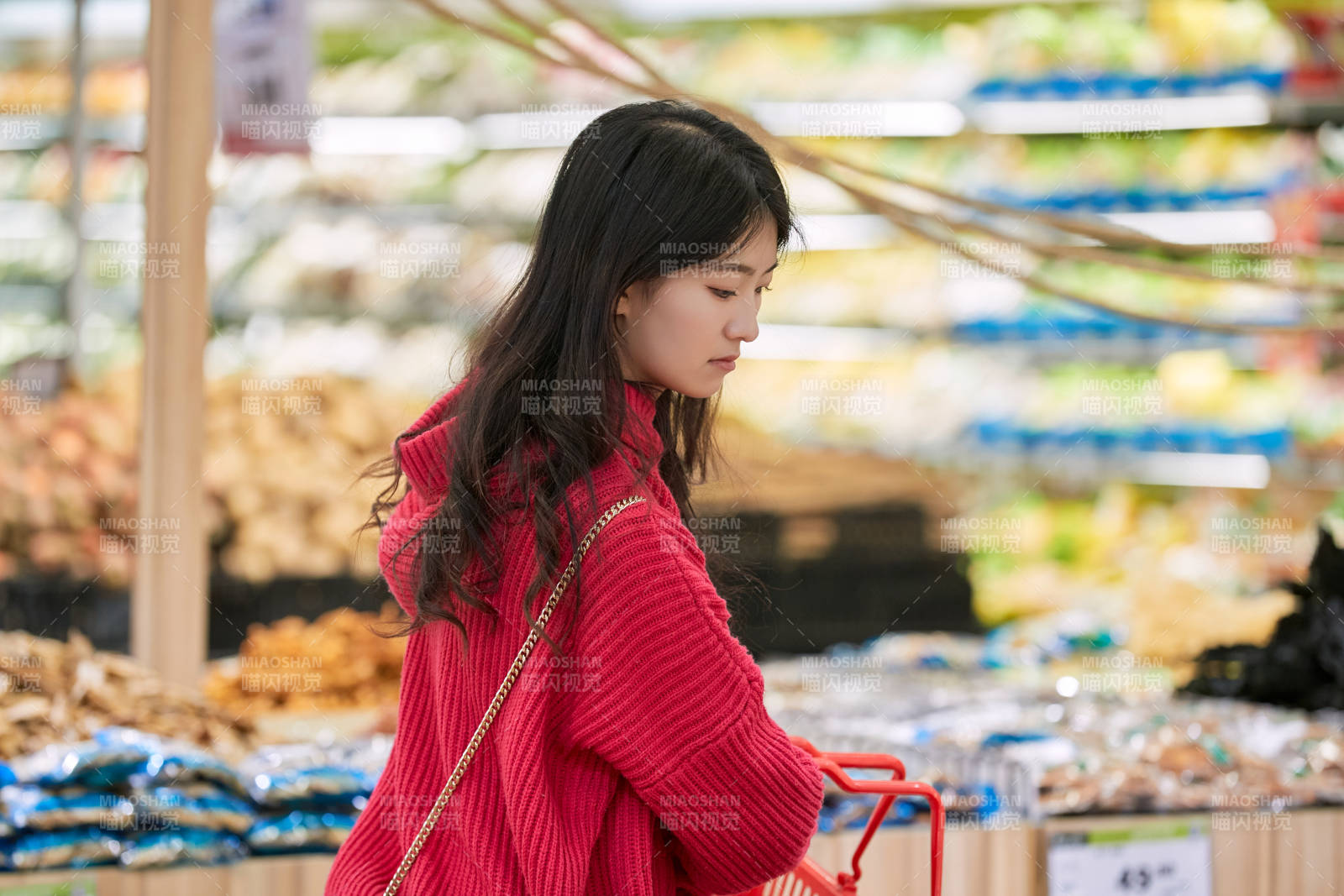 逛超市購物的亞洲美女