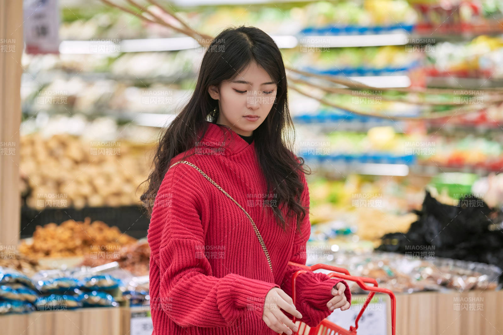 逛超市購物的亞洲美女