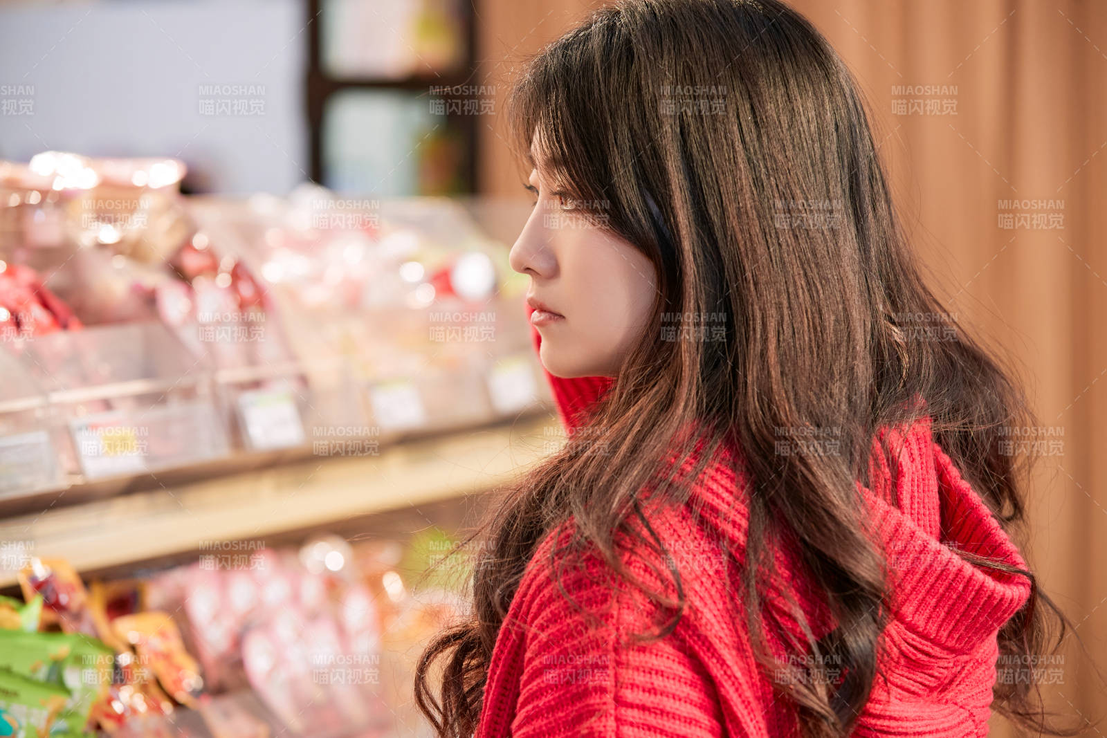 逛超市購物的亞洲美女