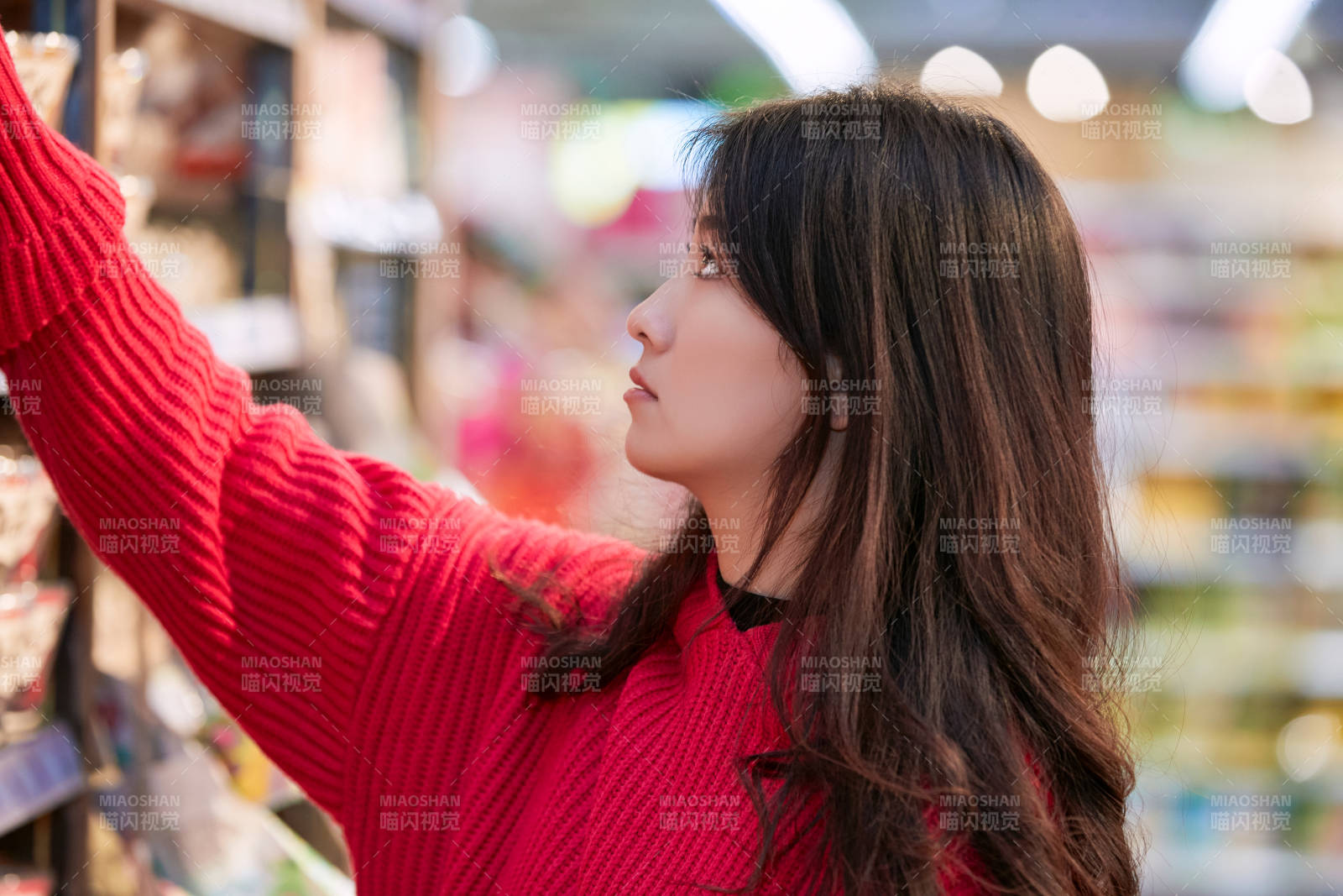 逛超市購物的亞洲美女