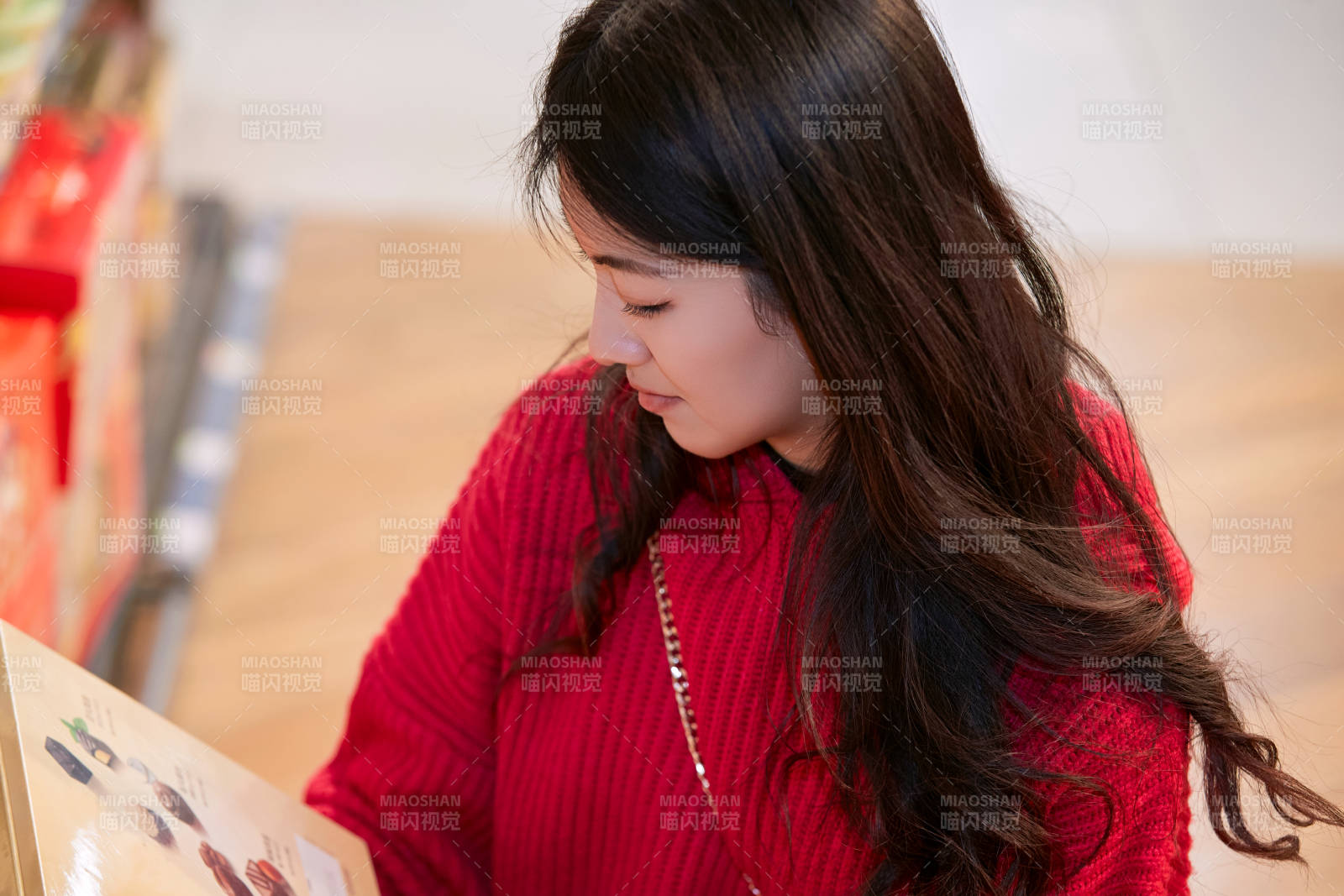 逛超市購(gòu)物的亞洲美女