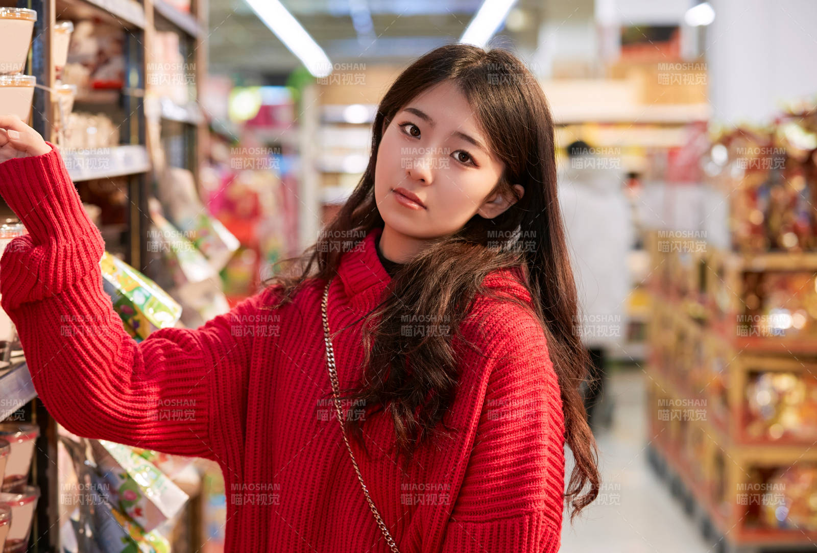 逛超市購物的亞洲美女