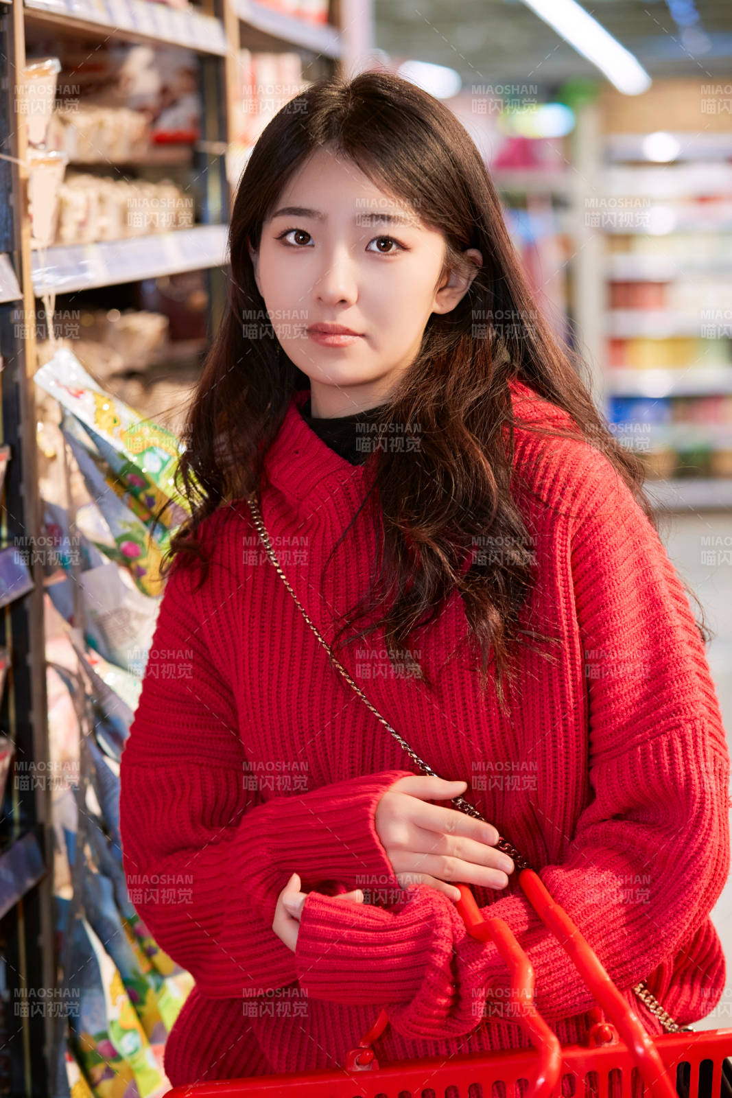 逛超市購物的亞洲美女