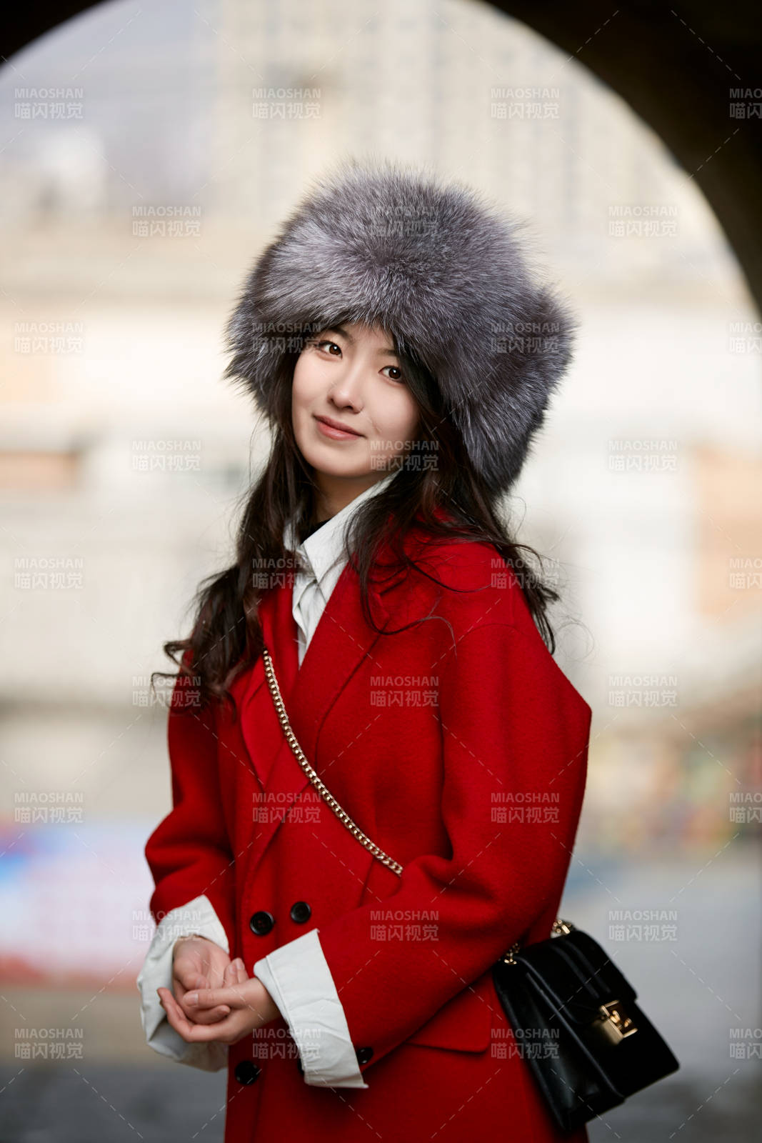 春節在老城古巷穿著喜慶服飾的美麗少女