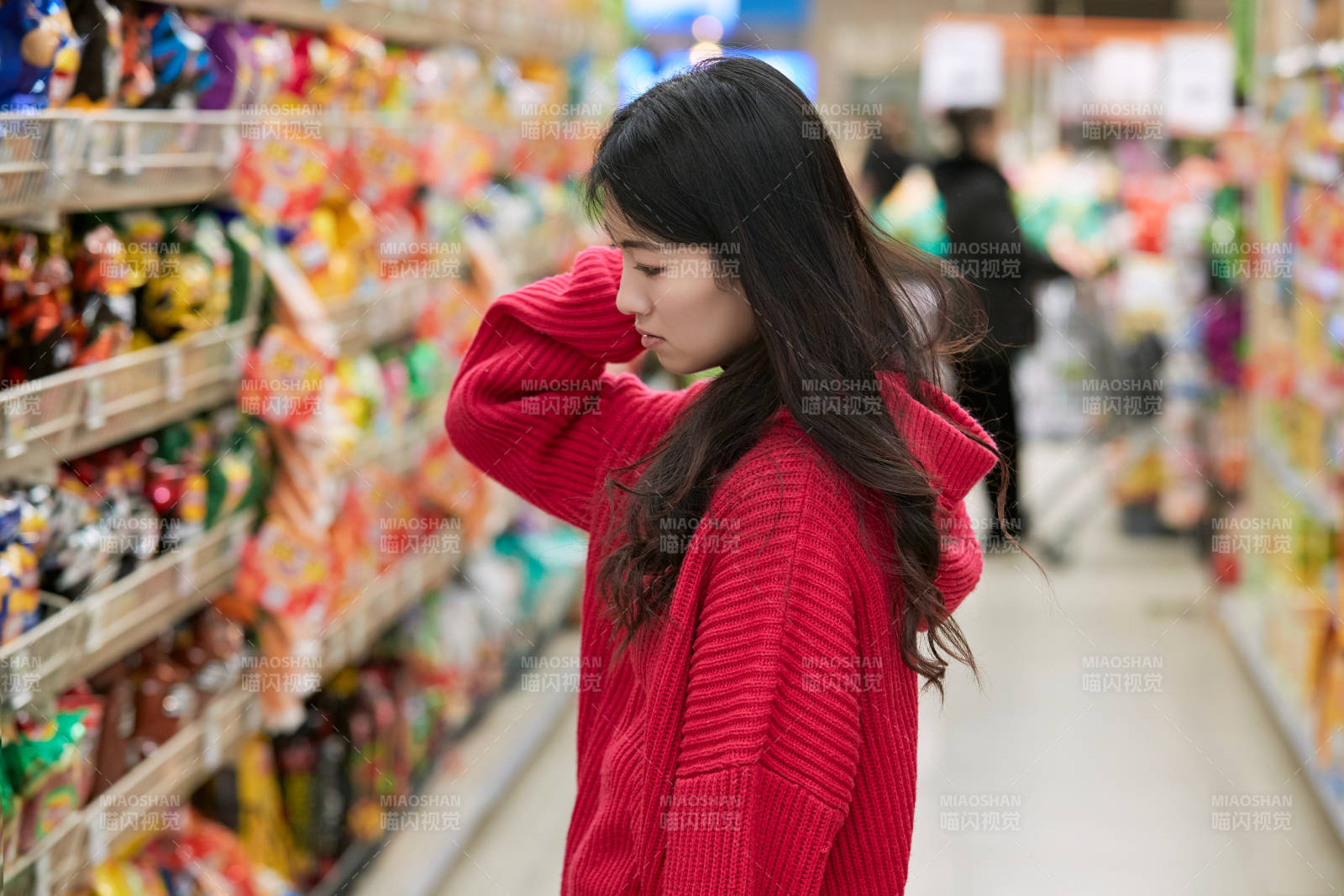 逛超市购物的亚洲美女