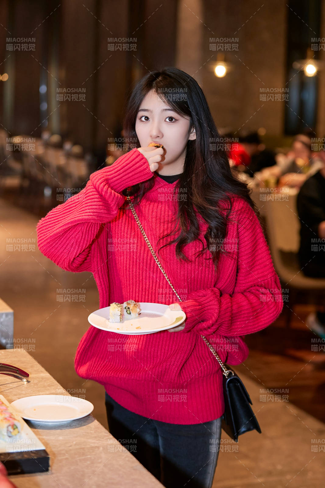 在酒店自助餐廳大吃特吃的可愛少女