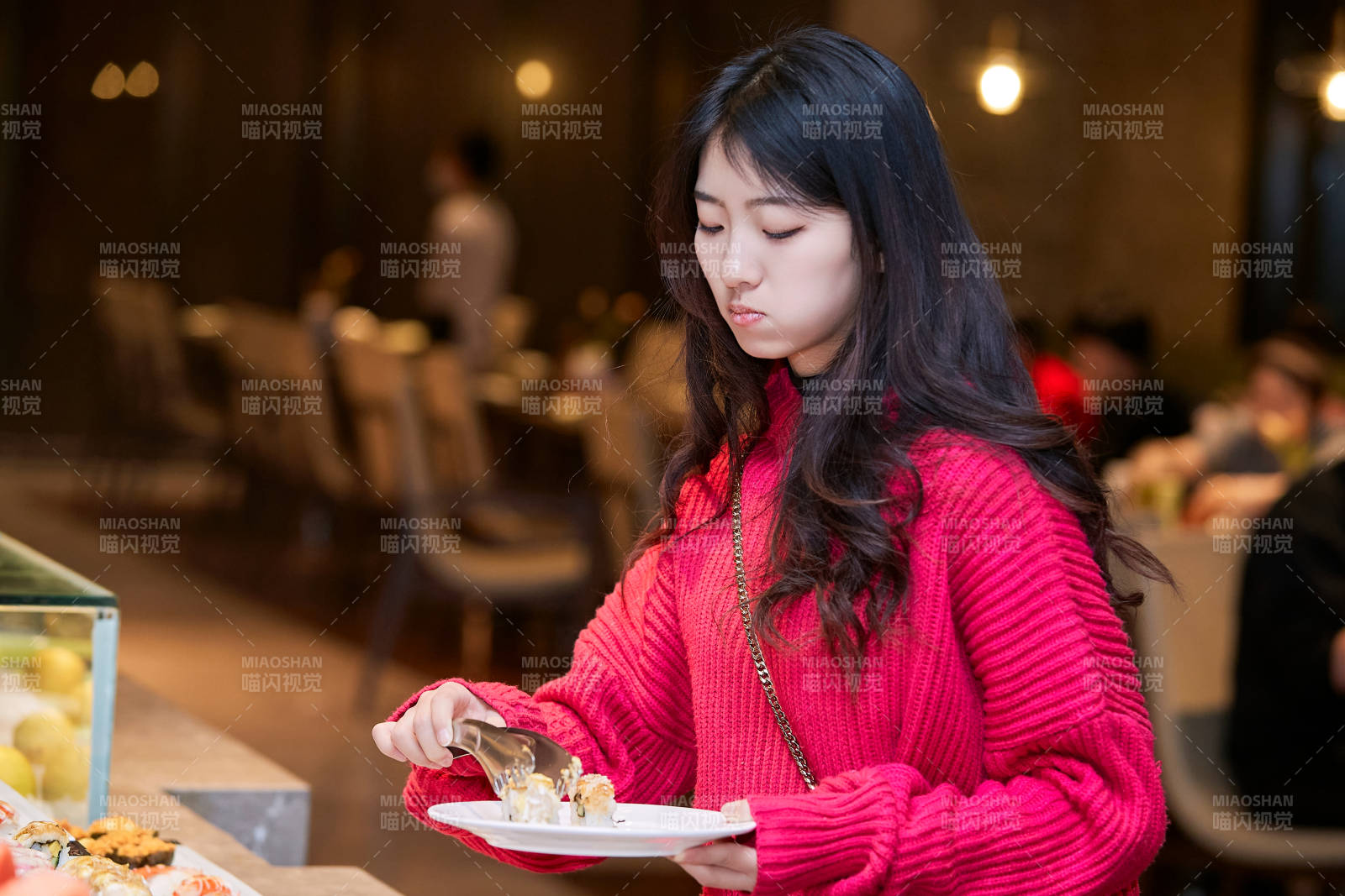 在酒店自助餐廳大吃特吃的可愛少女