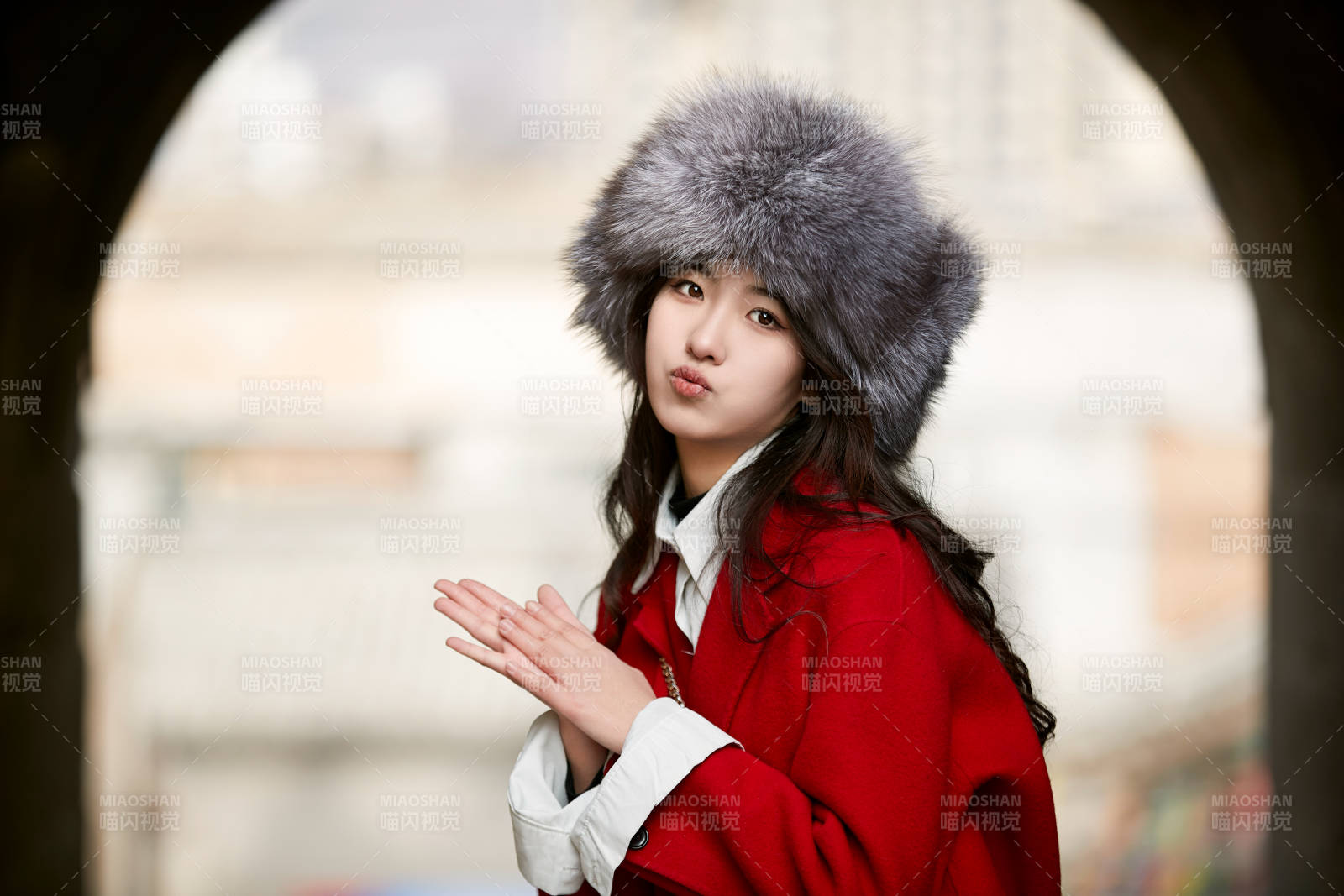 春節在老城古巷穿著喜慶服飾的美麗少女