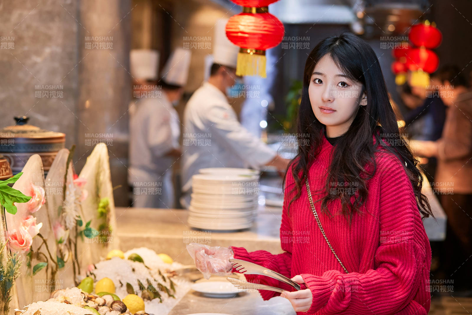 在酒店自助餐廳大吃特吃的可愛(ài)少女