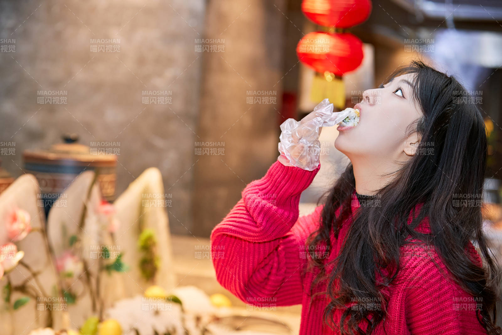 在酒店自助餐厅大吃特吃的可爱少女