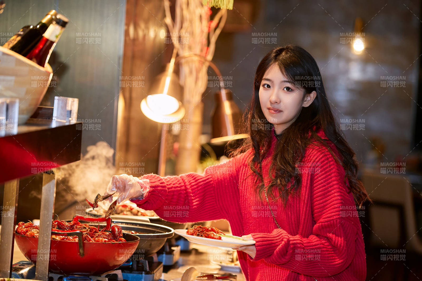 在酒店自助餐厅大吃特吃的可爱少女图片