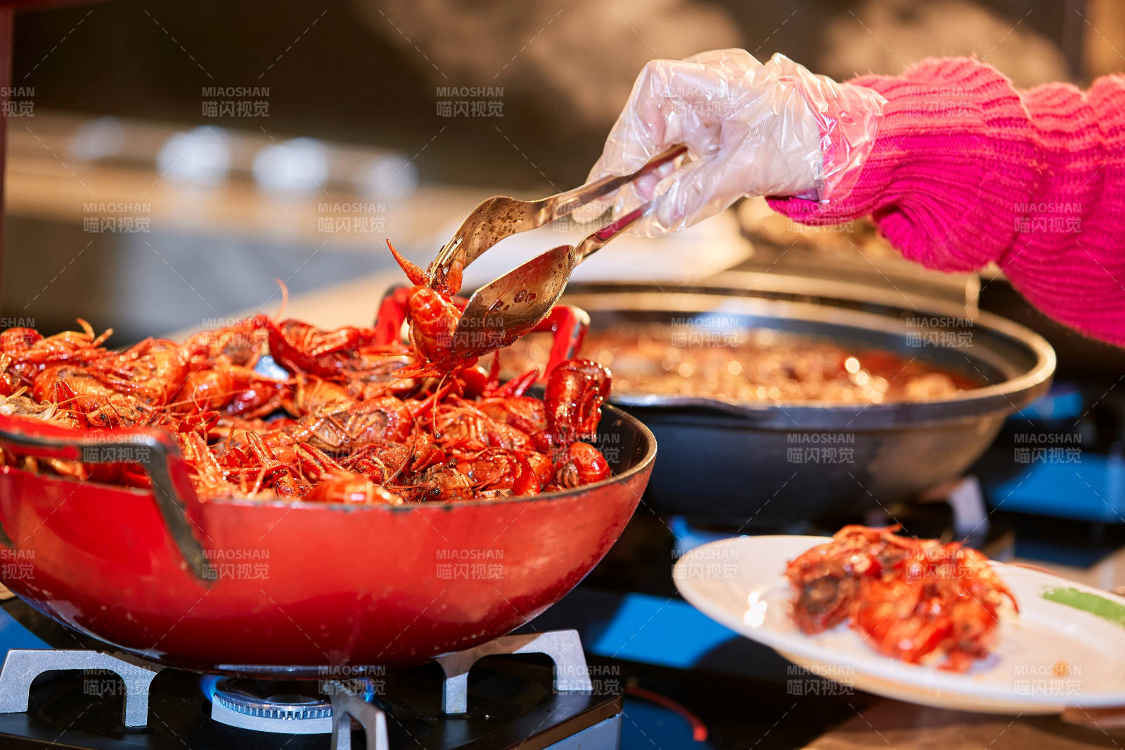 在酒店自助餐厅大吃特吃的可爱少女