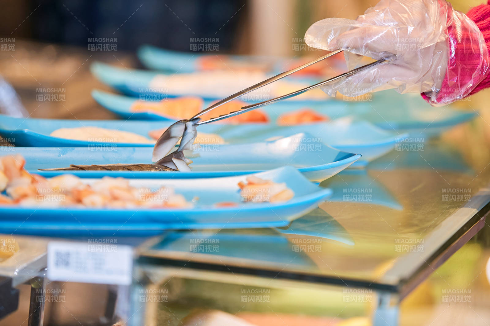 在酒店自助餐廳大吃特吃的可愛少女