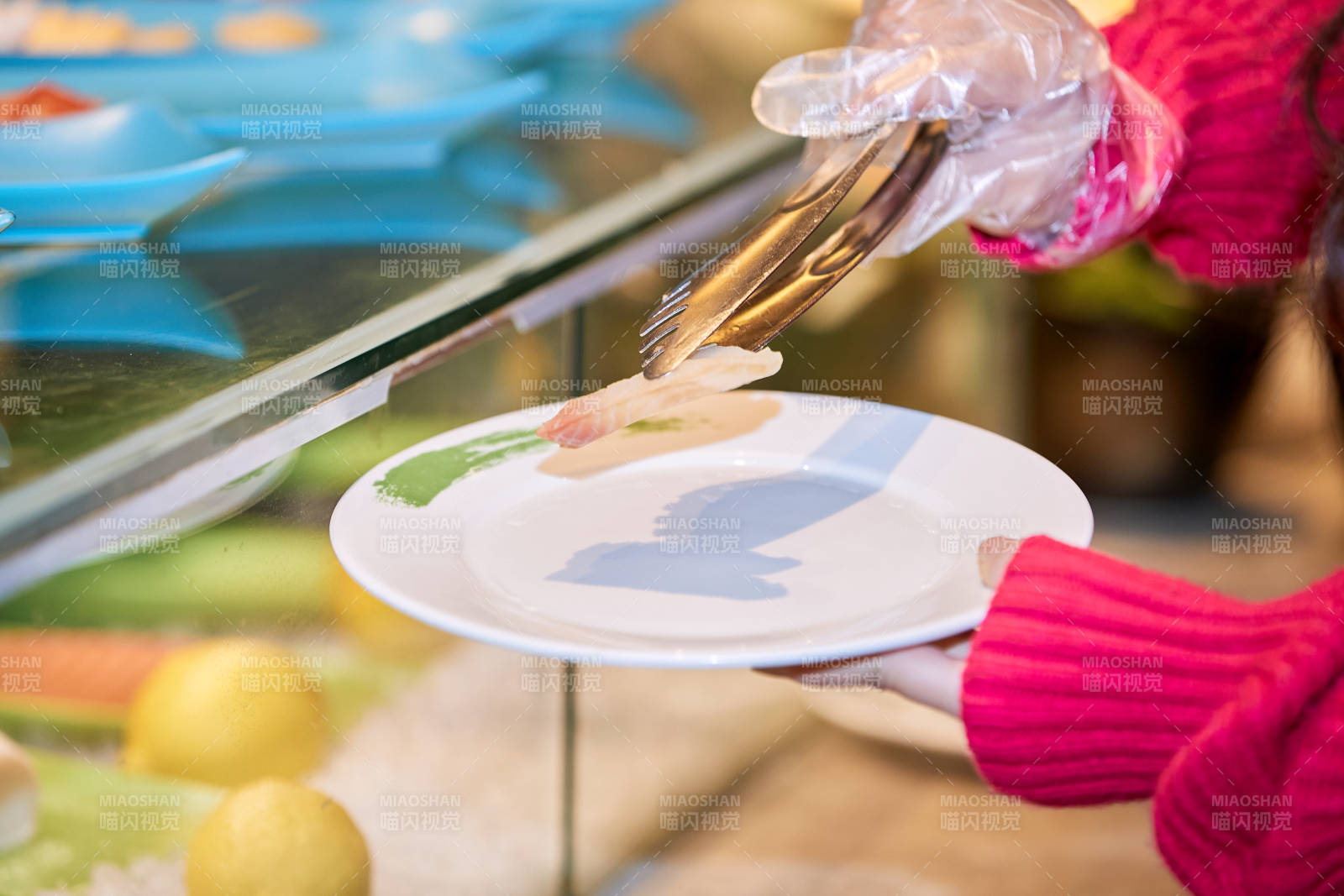 在酒店自助餐廳大吃特吃的可愛少女