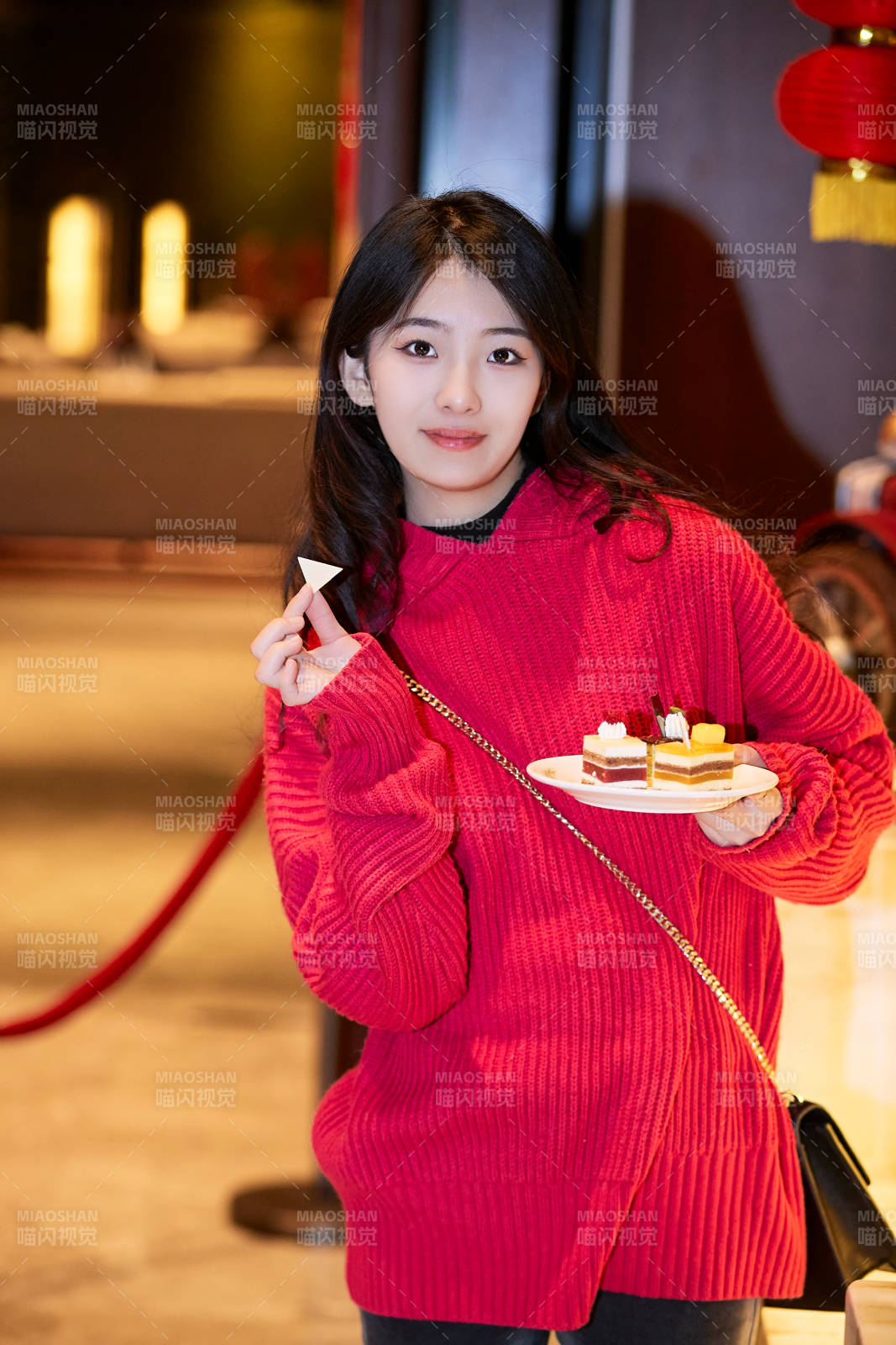 在酒店自助餐廳大吃特吃的可愛少女