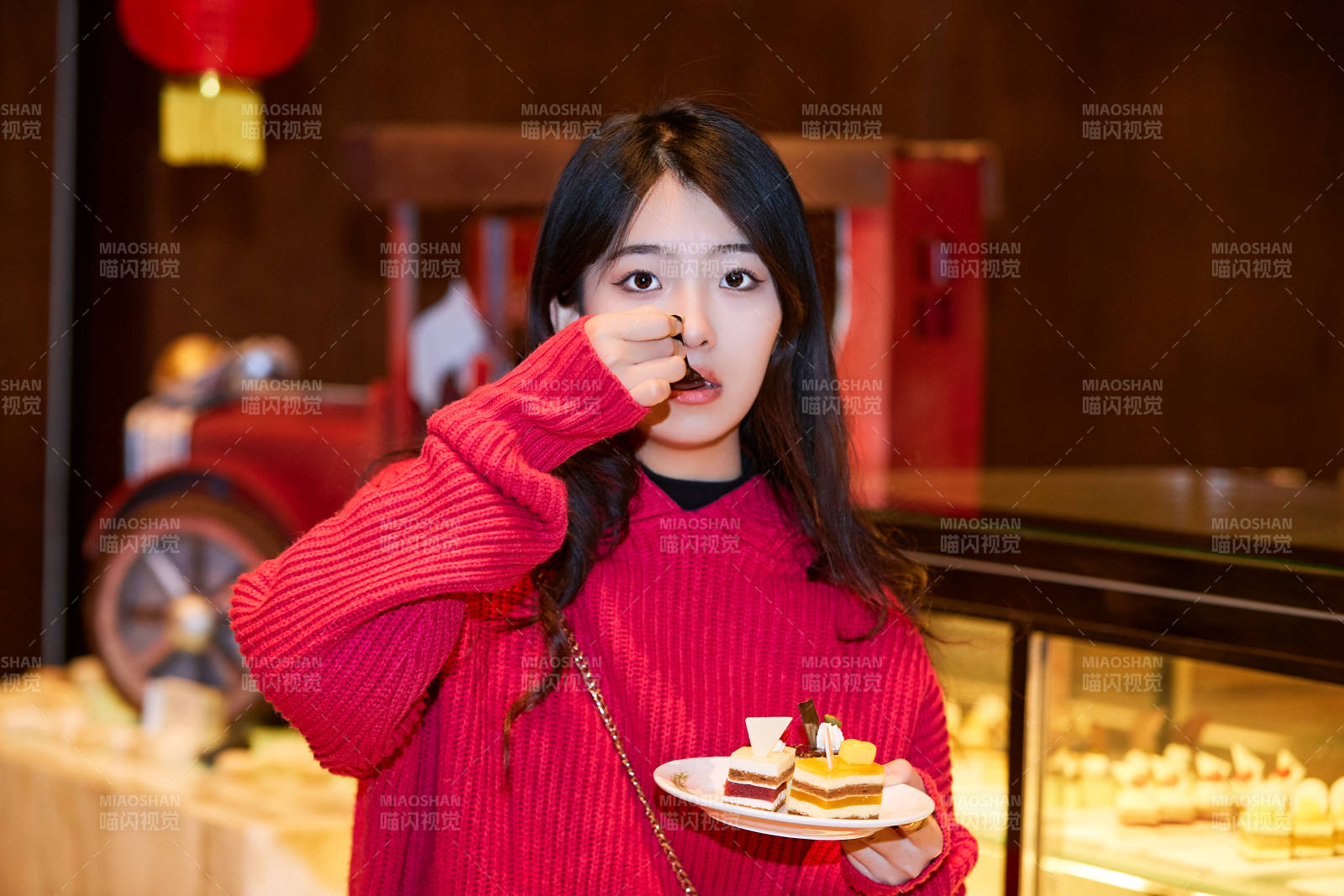 在酒店自助餐廳大吃特吃的可愛少女