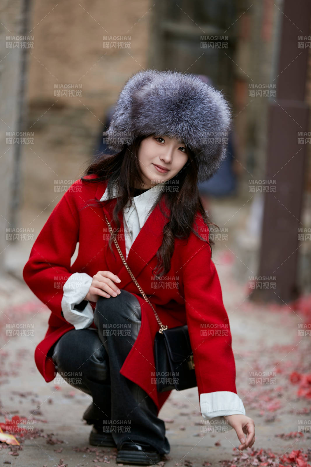 春節(jié)在老城古巷穿著喜慶服飾的美麗少女