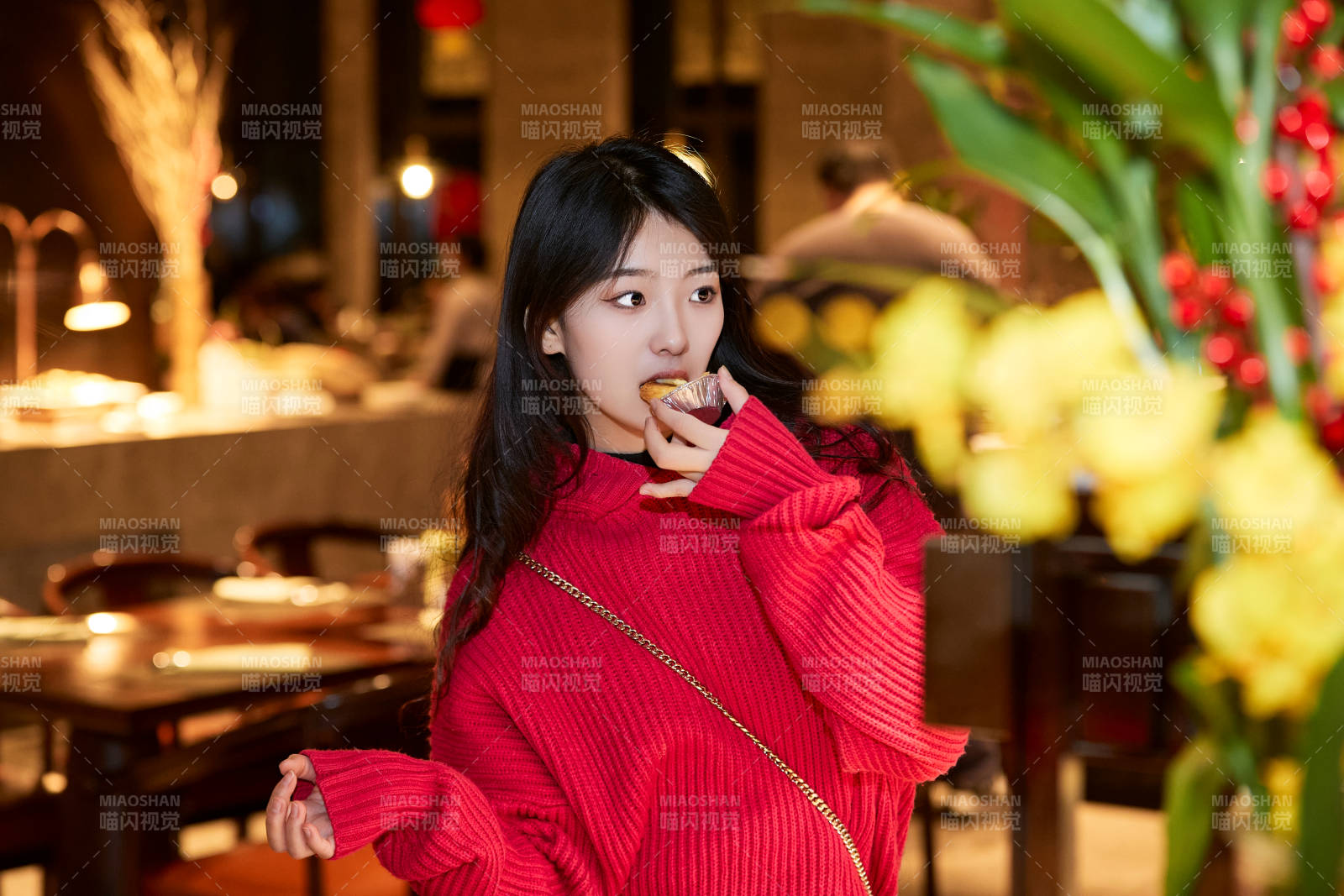 在酒店自助餐厅大吃特吃的可爱少女