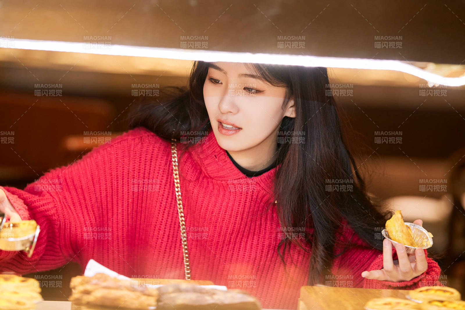 在酒店自助餐廳大吃特吃的可愛少女